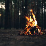 mit Familie am Feuer