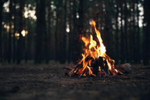 mit Familie am Feuer